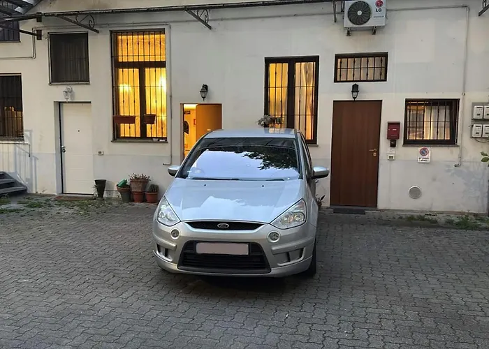 La casa nel cortile-Free parking
